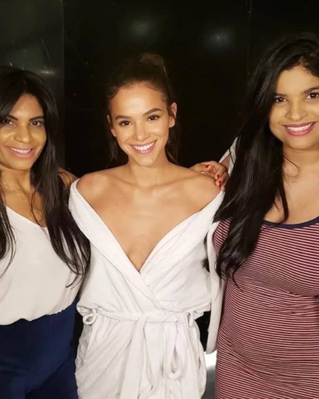 Bruna Marquezine com as irmãs Renata e Patrícia França